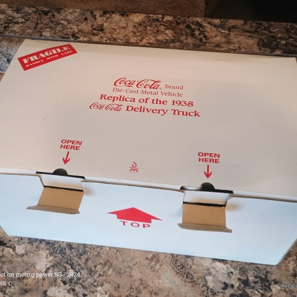 Rare collector's item Coca-Cola diecast metal vehicle replica of a 1938 Coke - Picture 12 of 13